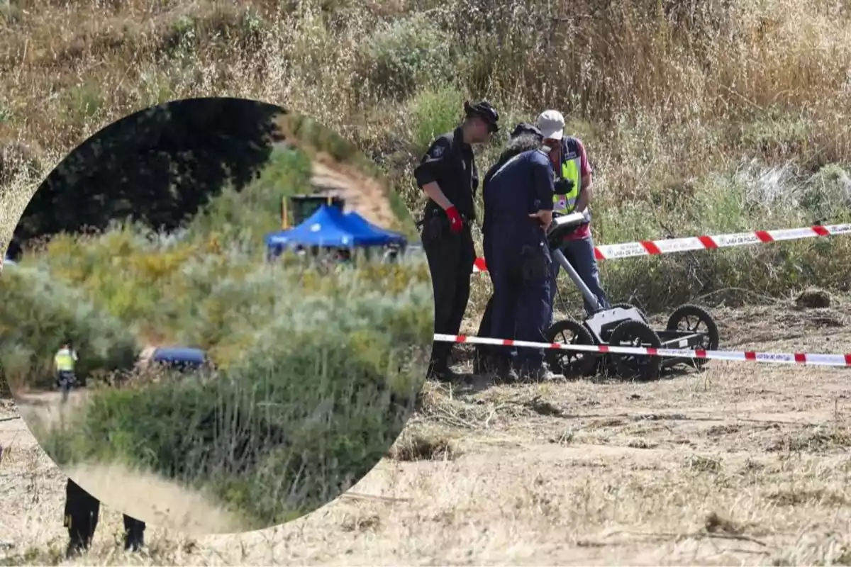 Varios agentes de policía trabajan en una zona acordonada en un campo, utilizando un equipo especializado mientras una tienda azul y un coche se observan a lo lejos entre la vegetación. Varios agentes de policía trabajan en una zona acordonada en un campo, utilizando un equipo especializado mientras una tienda azul y un coche se observan a lo lejos entre la vegetación.