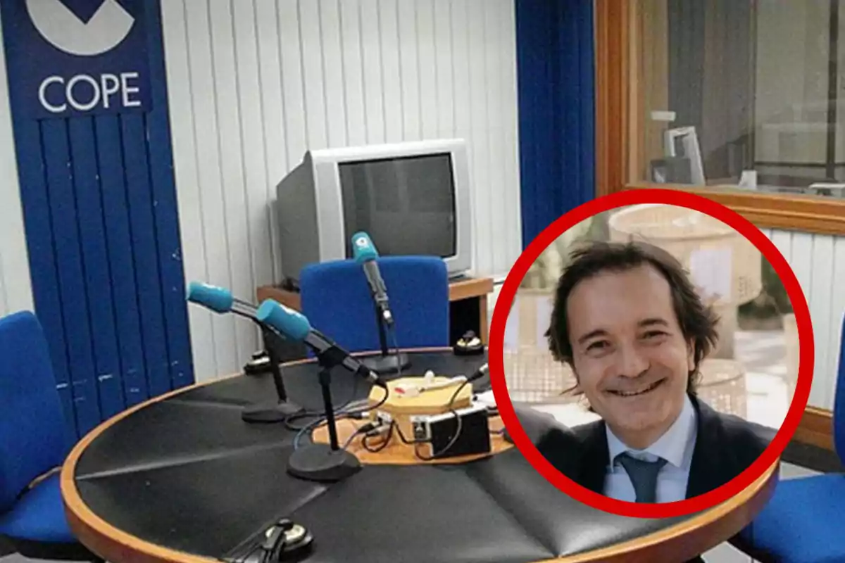 Un estudio de radio con micrófonos y sillas azules, junto a un televisor antiguo, con un logotipo de COPE en la pared y un círculo rojo que contiene la imagen de una persona sonriendo.