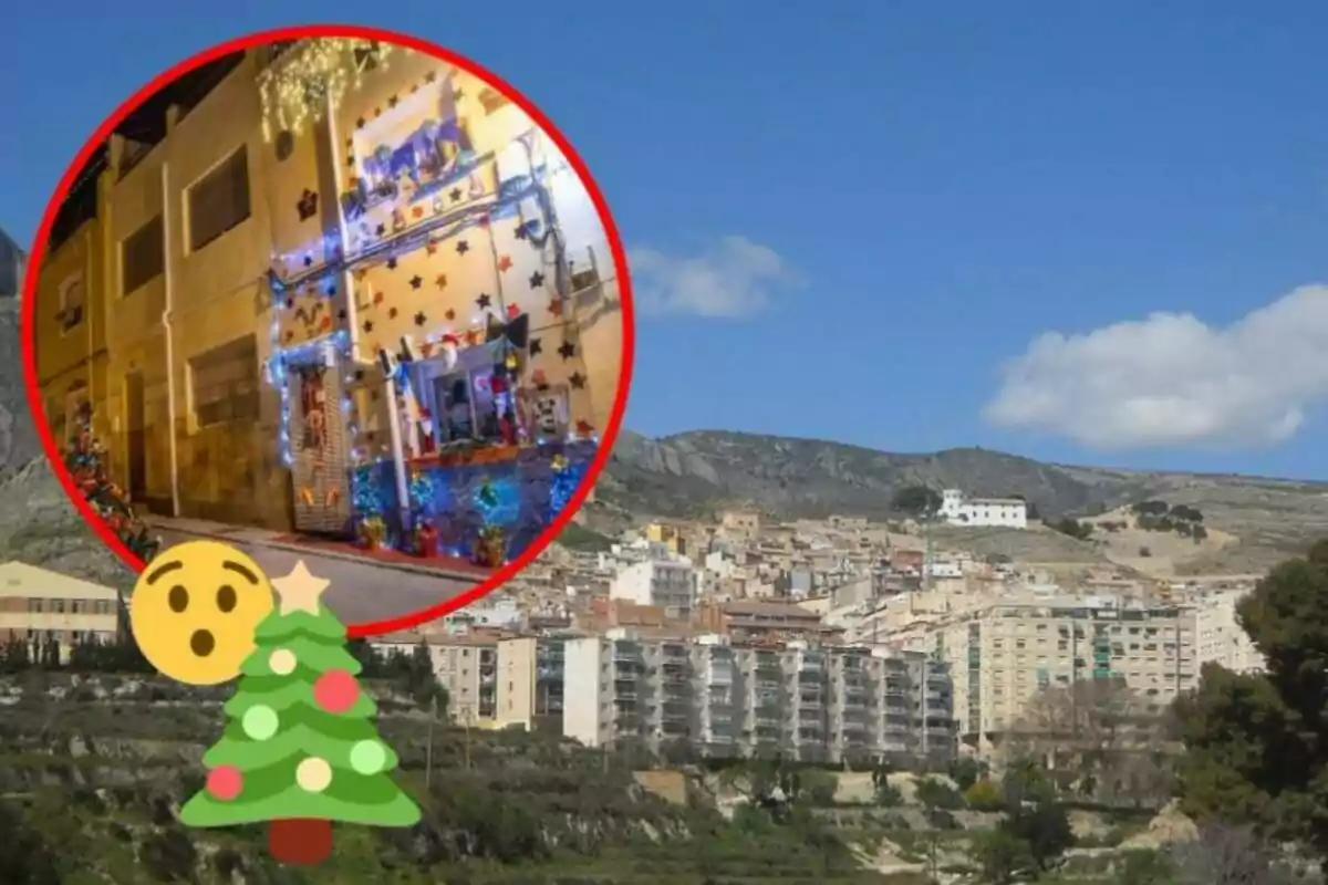 Vista de un pueblo con una casa decorada con luces navideñas en un recuadro circular rojo y emojis de sorpresa y árbol de Navidad.