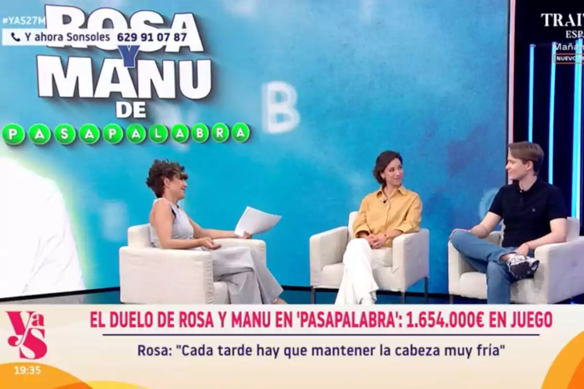 Sonsoles Ónega, Rosa y Manu sentadas en sillones conversan en un programa de televisión con un fondo azul que muestra el texto Rosa y Manu de Pasapalabra y un cintillo informativo que menciona un duelo por un premio de 1.654.000 euros. Captura de 'Y ahora Sonsoles' Sonsoles Ónega, Rosa y Manu sentadas en sillones conversan en un programa de televisión con un fondo azul que muestra el texto Rosa y Manu de Pasapalabra y un cintillo informativo que menciona un duelo por un premio de 1.654.000 euros. Captura de 'Y ahora Sonsoles'