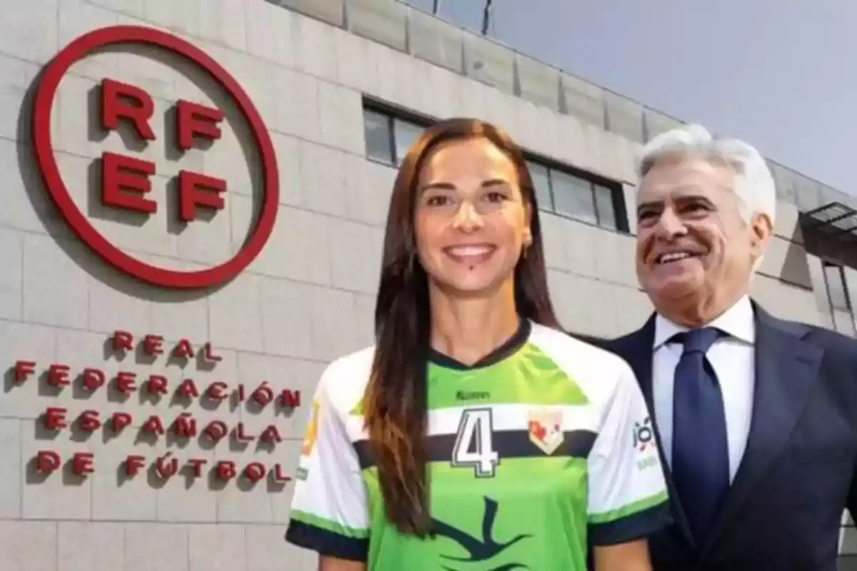 Dos personas posan frente al edificio de la Real Federación Española de Fútbol.