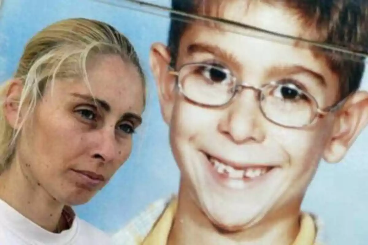 Una mujer rubia con expresión seria junto a una gran fotografía de un niño con gafas y sonrisa amplia.