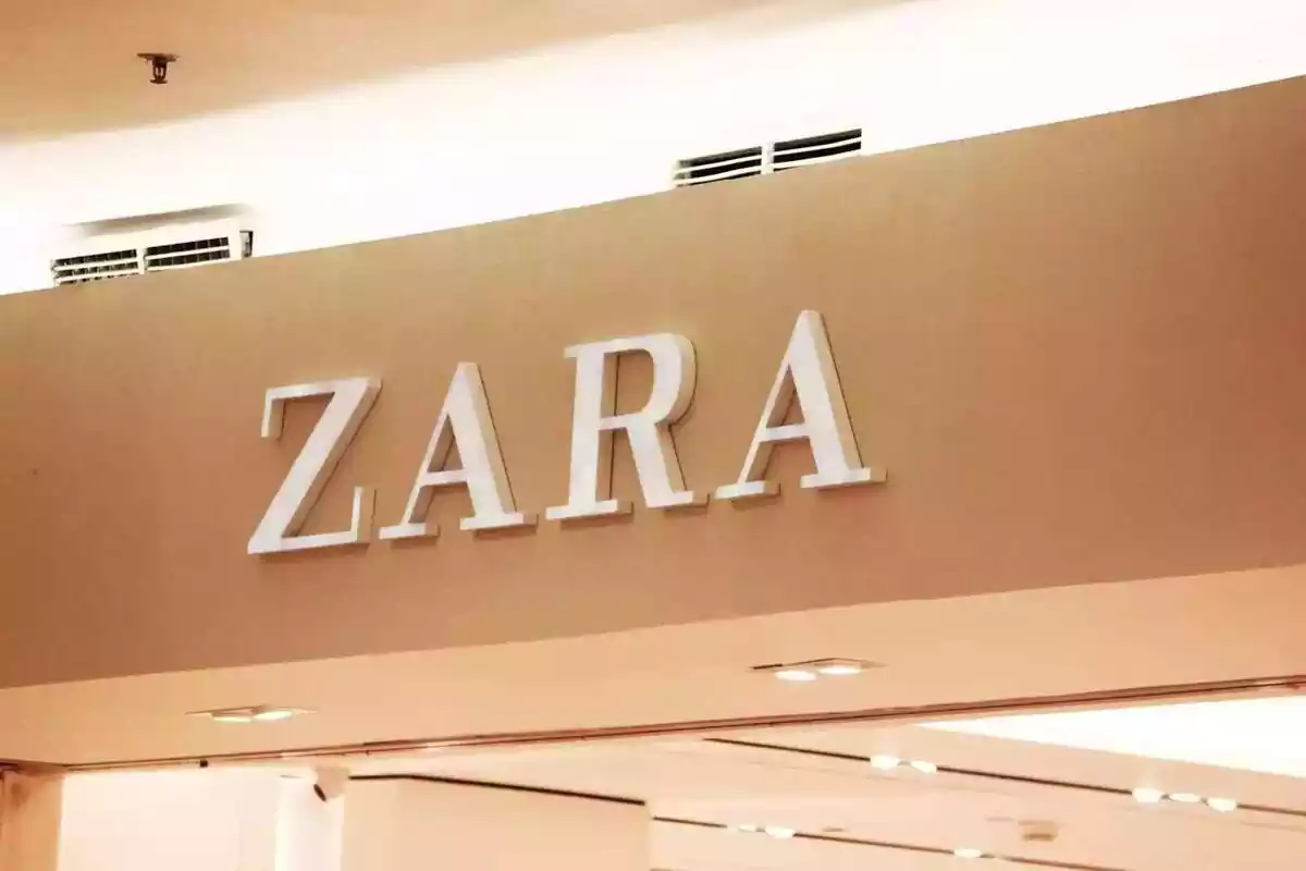 Interior de la tienda de ropa Zara Interior de la tienda de ropa Zara