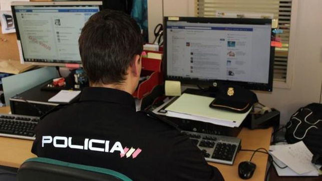 Un_policia_mirando_el_ordenador
