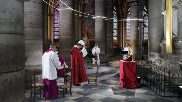 arzobispo_paris_notre_dame_reza_semana_santa
