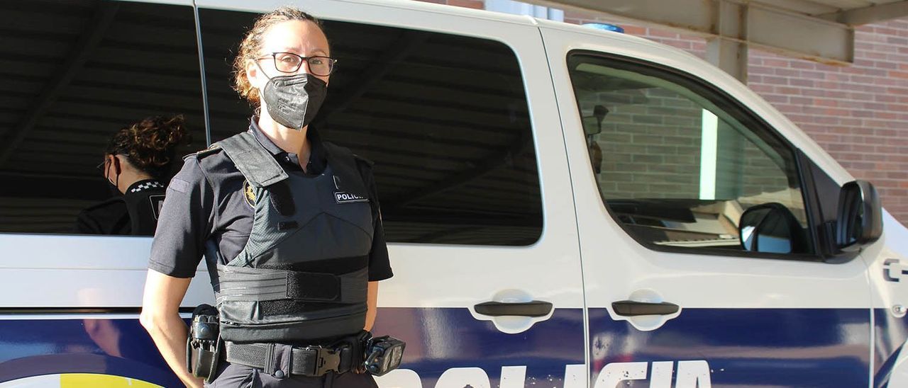 La Policía Local recibe los primeros 62 nuevos chalecos antibalas - La  Opinión de A Coruña