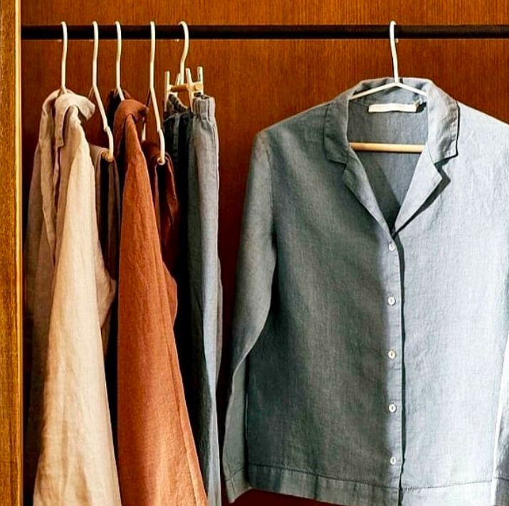 ORDEN EN EL ARMARIO  Adiós al problema de tu armario: el truco de las dos perchas  para que te entre toda la ropa y sin arrugas