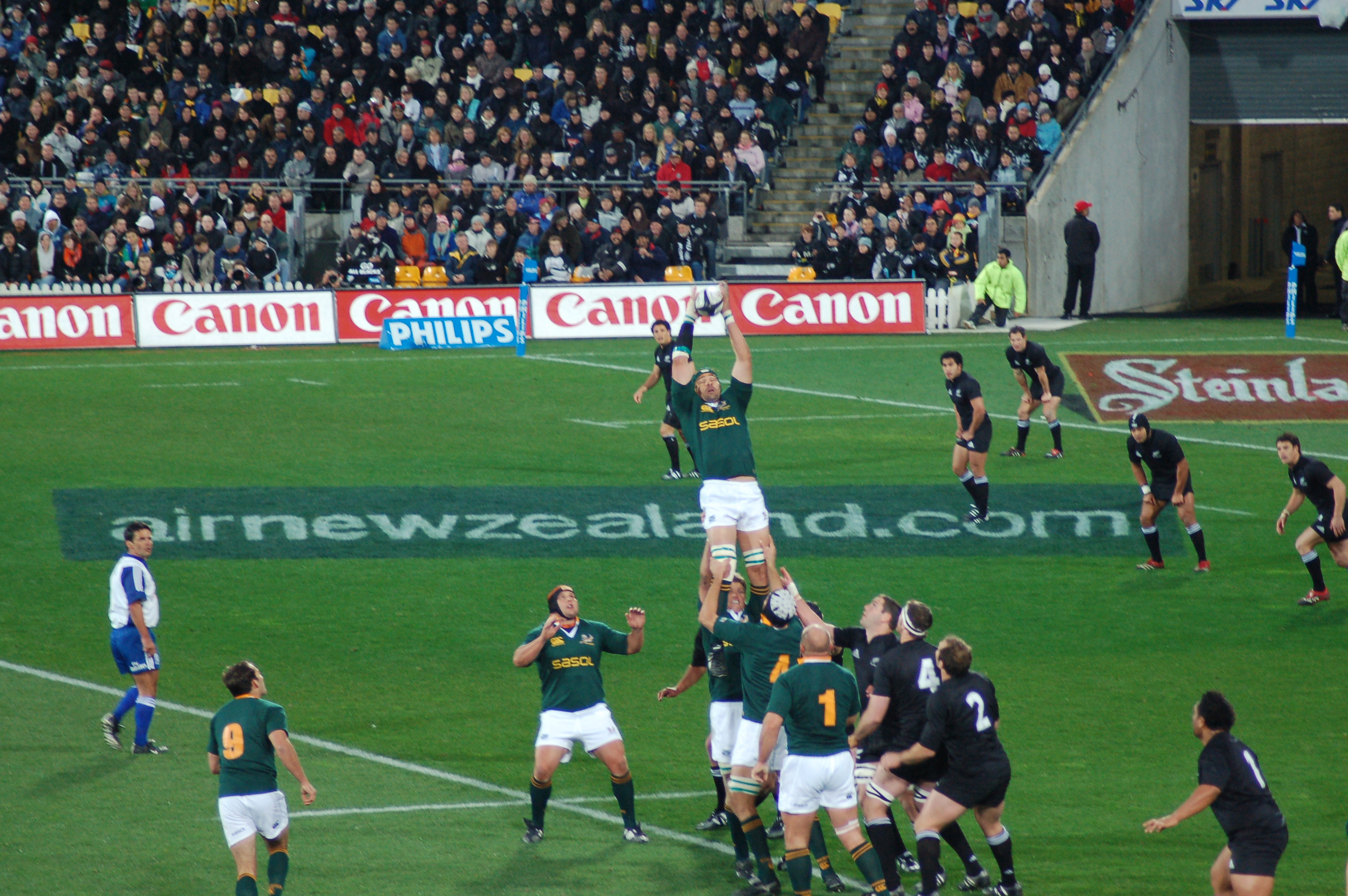 New_Zealand_vs_South_Africa_2006_Tri_Nations_Line_Out