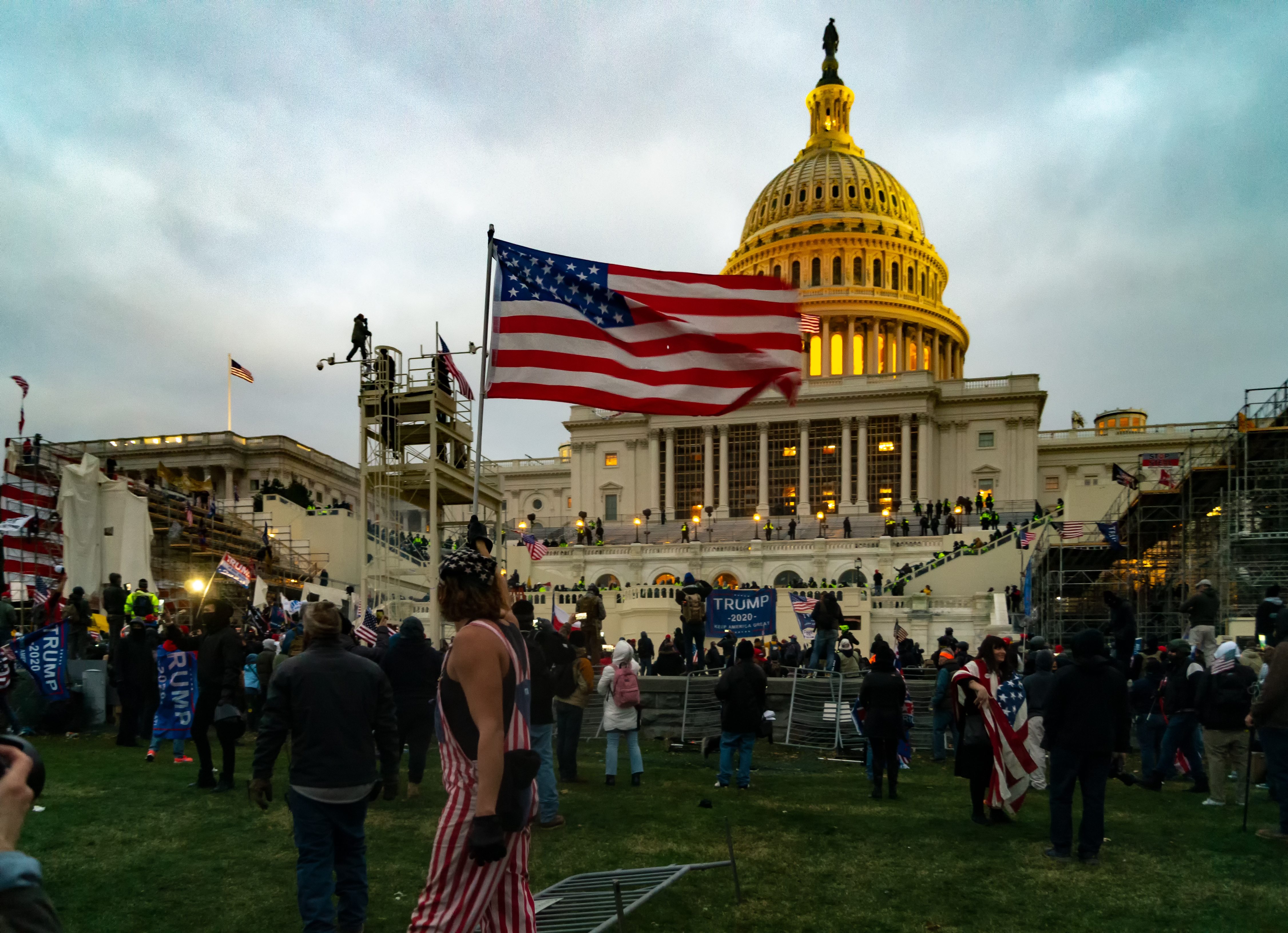 2021_storming_of_the_United_States_Capitol_09