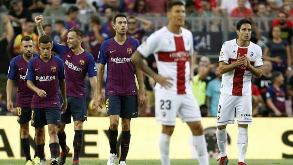 El FC Barcelona se destapa goleando 8-2 al Huesca y Joaquín decide en el derbi sevillano