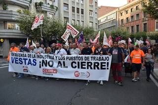 Multitudinaria manifestación en la eólica Vestas contra el despido de 600 trabajadores, que van al paro por la política gubernamental