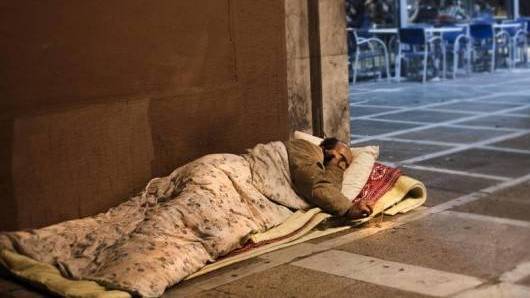 Un hombre 'sin techo' durmiendo en la calle