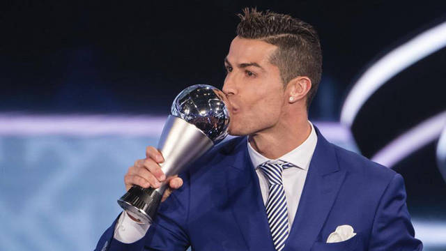 Cristiano Ronaldo con el premio 'The Best'