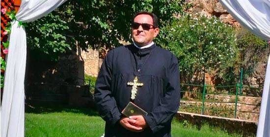 La iglesia indignada con el alcalde socialista de la localidad albaceteña de Ayna que se viste de cura para concelebrar unas bodas de oro