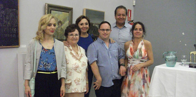 Elena González con miembros de la Asociación Literaria Hasday