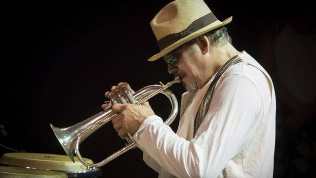 Jerry González tocando la trompeta