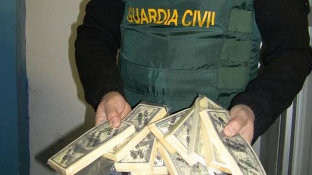 La Guardia Civil ha incautado los billetes falsos de 100 dñolares
