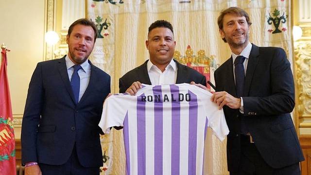 Ronaldo Nazario (medio) junto al alcalde de Valladolid, Óscar Puente (izda.), y el presidente del Real Valladolid, Carlos Súarez (dcha.)