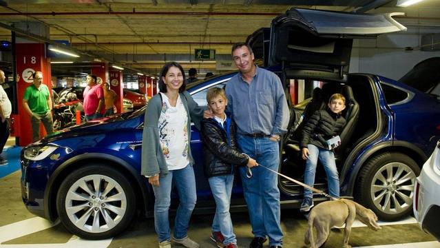 La Familia Fuertes con uno de sus coches Tesla