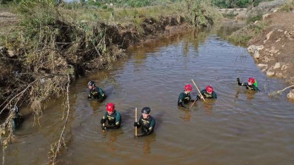 Los equipos de rescate buscando a Arthur en el agua