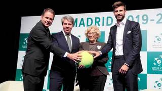 Gerard Piqué, arropado por Manuela Carmena, presentó su Copa Davis respondiendo a las críticas de los grandes del tenis 