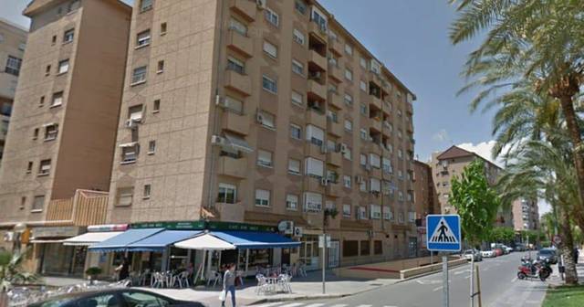Edificio desde desde el que se arrojó la madre con su hijo en el barrio de San Antón (Murcia)