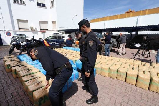 La Policía Nacional con piezas de droga incautadas