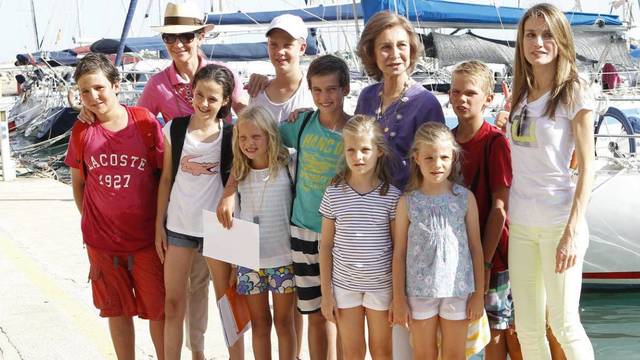 Familia Real en el puerto de Calanova / Gtres