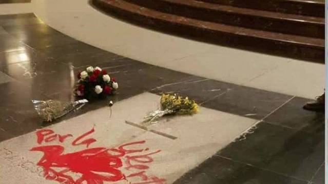 La tumba de Francisco Franco profanada con pintura roja