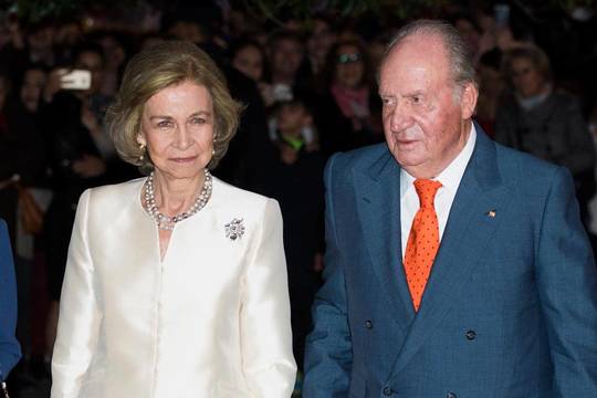 Doña Sofía y Don Juan Carlos a su llegada al Teatro Real
