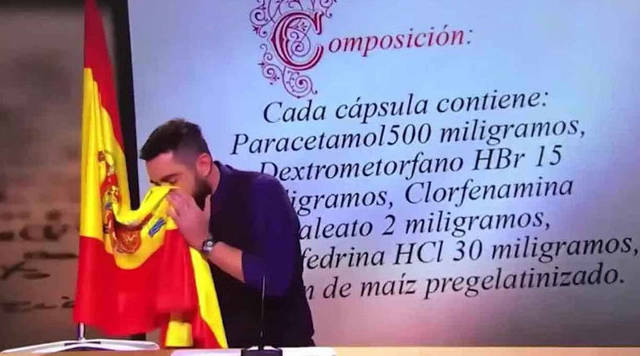 Dani Mateo se suena la nariz con la bandera de España