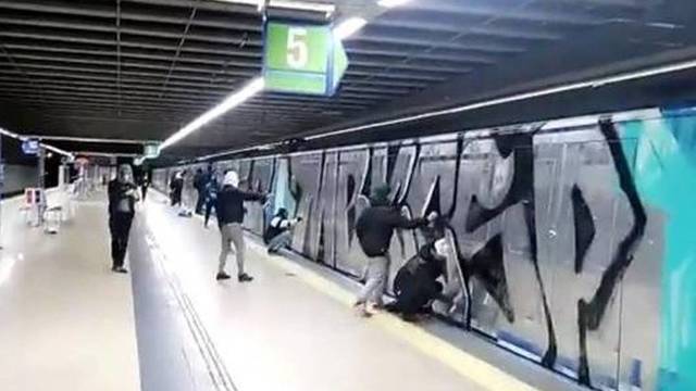 Grafiteros en el Metro