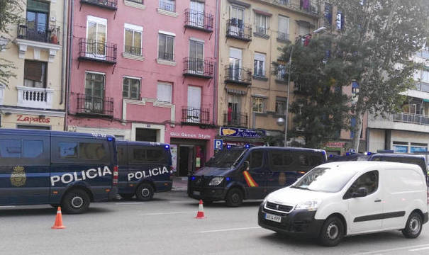 Varios furgones de Policía Nacional durante la redada