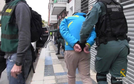 Uno de los detenidos es llevado por la Guardia Civil