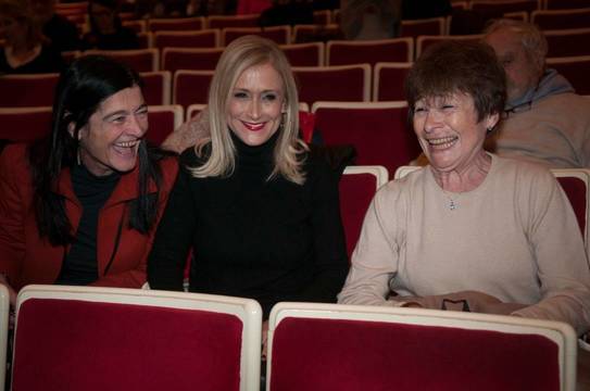 Cristian Cifuente junto a su madre (derecha) y Alicia Moreno, hija de Nuria Espert (izqda.) en el Teatro de la Zarzuela
