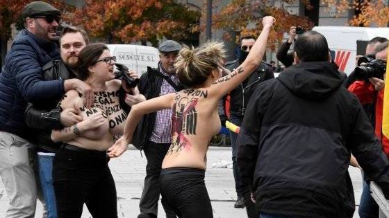 Activistas de Femen en una manifestación franquista