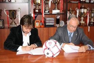 La Federación Madrileña de Fútbol impone comprar balones de la empresa privada Kromex para poder jugar al fútbol federado