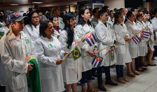 Médicos cubanos que regresan de Brasil