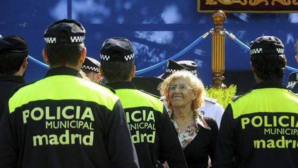 Manuela Carmena en un acto con la Policía Municipal