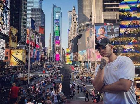 El cantante de trap, Omar Montes, en Times Square, Nueva York.