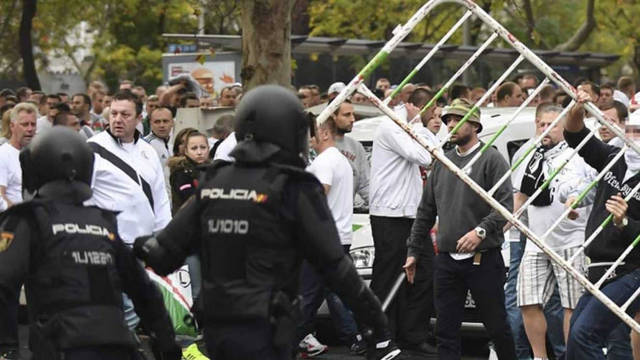 Agentes antidisturbios movilizados y  ultras del Legia Varsovia polaco
