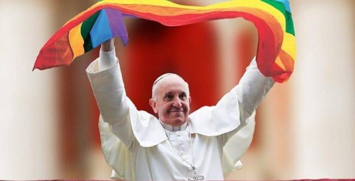 El Papa Francisco I alza una bandera arcoiris