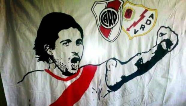 Una pancarta con los escudos de River Plate y Rayo Vallecano