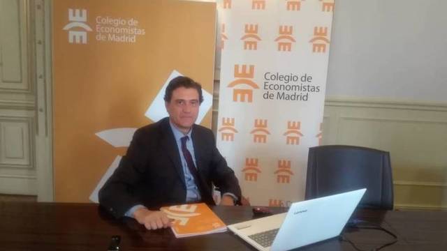 Pascual Fernández, presidente del Colegio de Economistas de Madrid, en la presentación del estudio