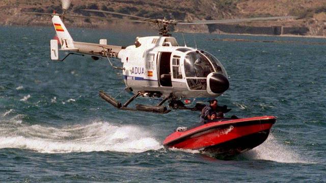Imagen de una persecución en helicóptero a una 'narcolancha' 