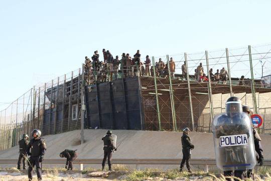 La valla de Ceuta asediada por los inmigrantes ilegales.