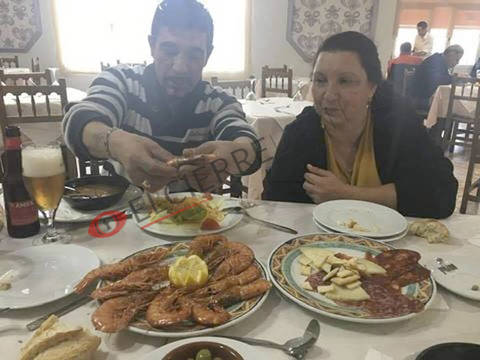 Luciano Montoya junto a su mujer Ana Aguilera, comiendo en un restaurante, camino de Huelva.