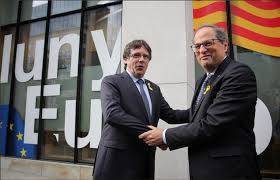Quim Torra, president de la Generalitat, con su antecesor en el cargo, Carles Puigdemont