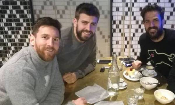 Leo Messi (izq.), Gerard Piqué (medio) y Cesc Fabregas (der.) en una cena