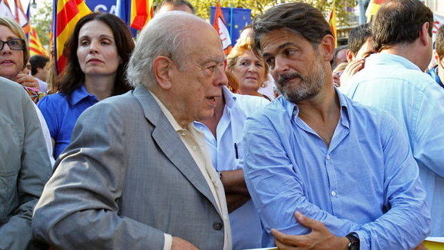 Oriol Pujol junto a su padre, Jordi, durante un acto político.